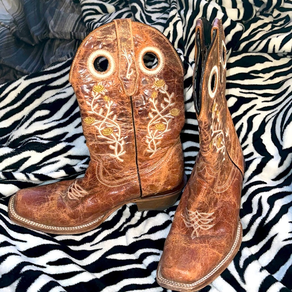 Women’s 7 1/2 cowboy boots🌸